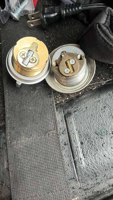 Commercial locksmith re-key deadbolt installation